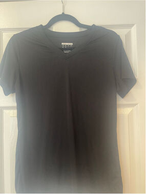 Women's MAGCOMSEN Black V-Neck Short Sleeve Athletic Tee Size M